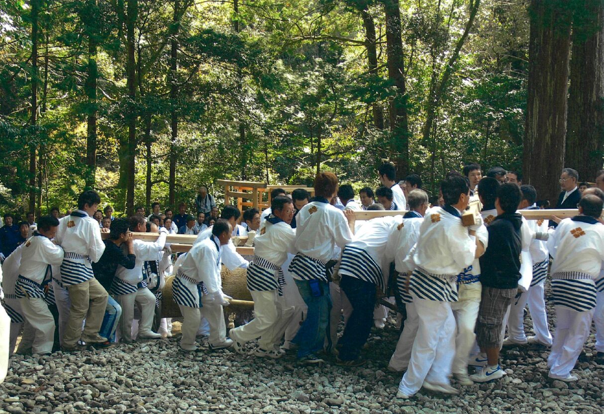 Con respecto a los "Ciudadanos Especiales del Santuario" que llevarán a cabo la Ceremonia de Arranque del Árbol del Santuario Takihara para la 63.ª Gran Ceremonia del Santuario Shikinen Sengu